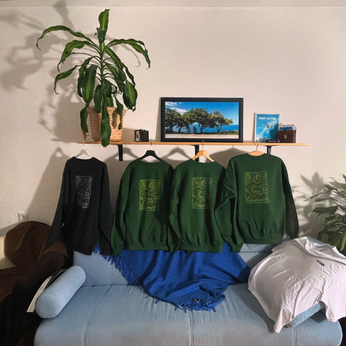 Vier sweater am trocknen im wohnzimmer von NOTIDE