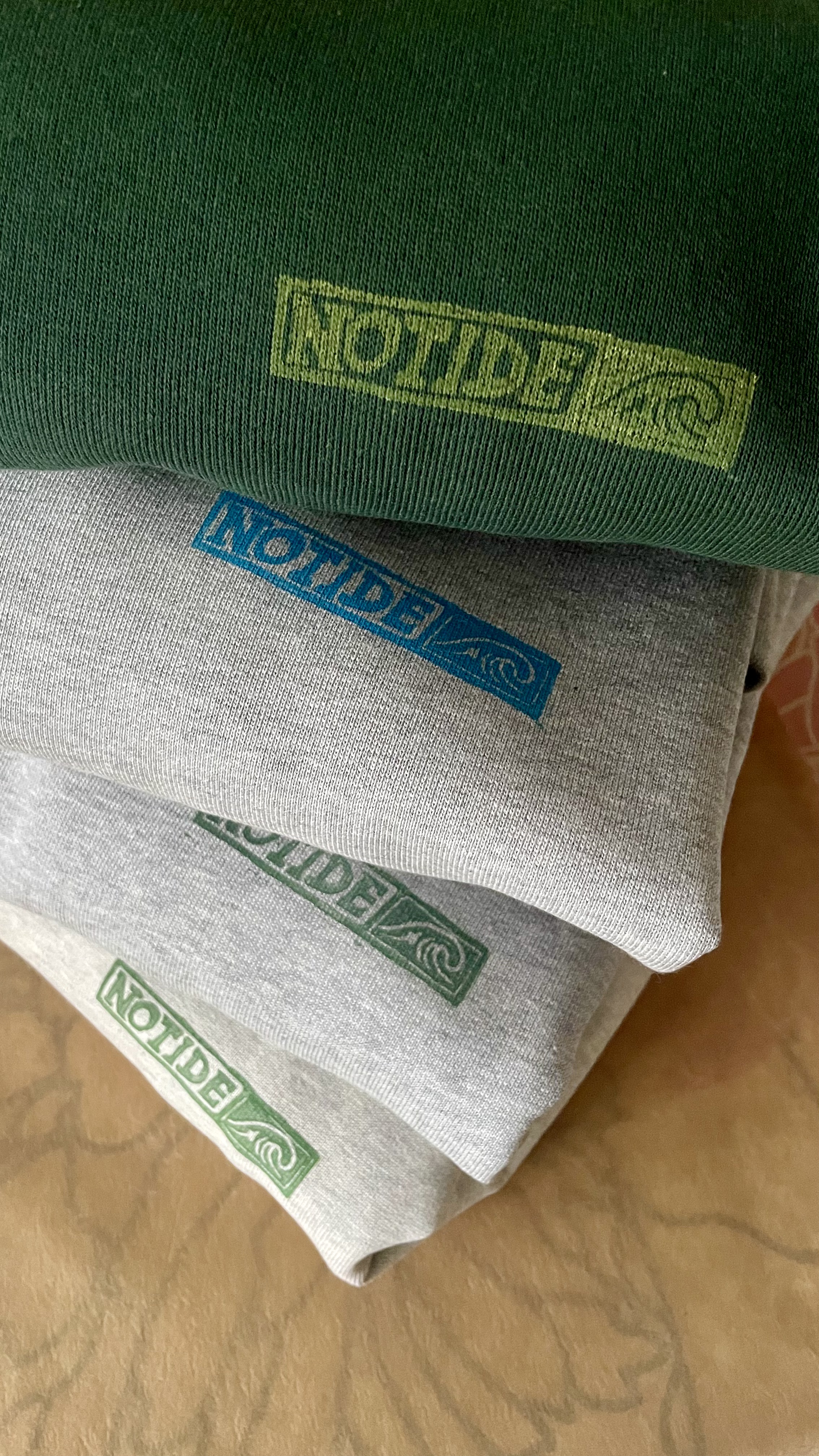 verschieden farbige Notide Textilien