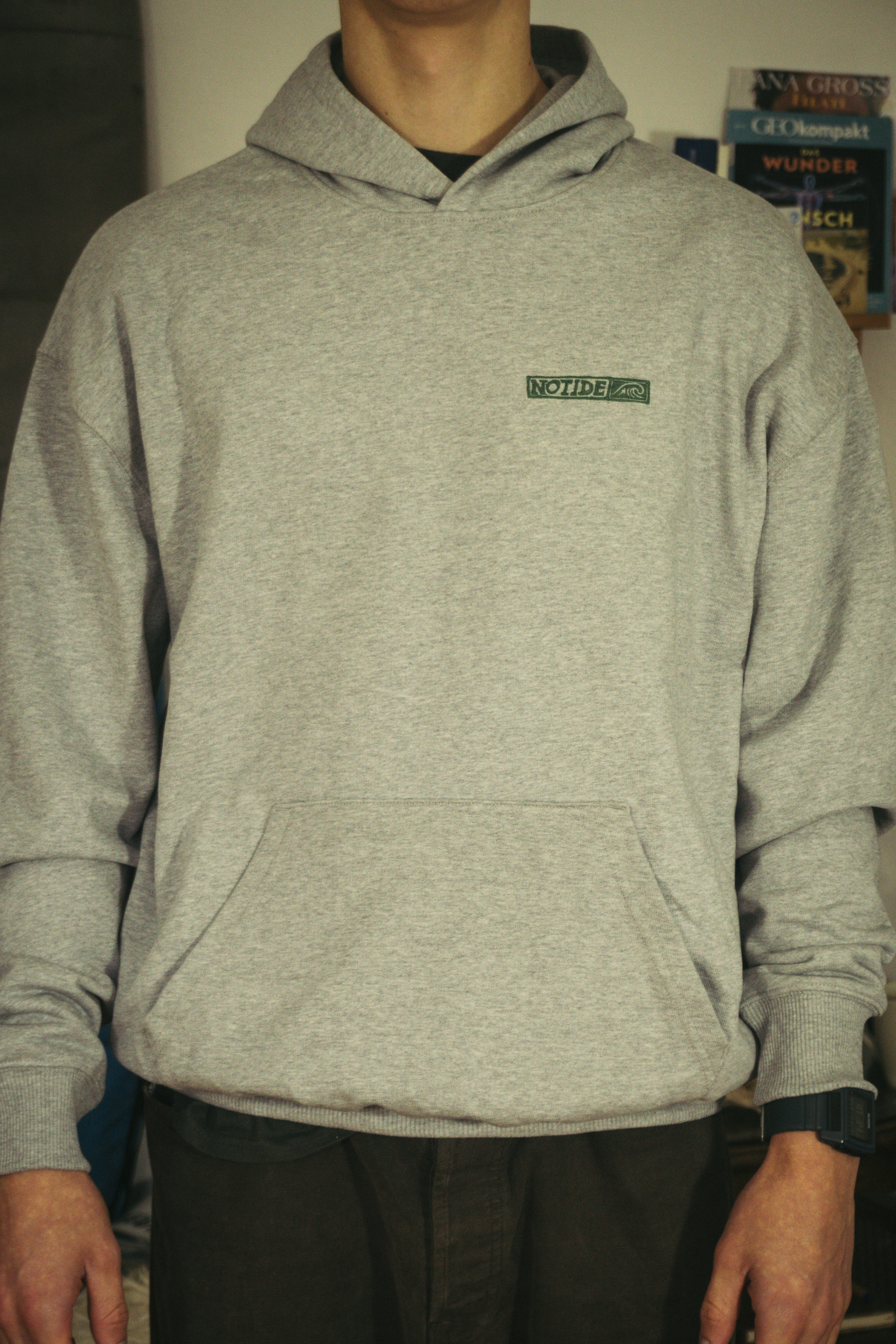 Modelfoto Organic Hoodie grau meliert mit handgemachtem Frontprint in dunkelgrün