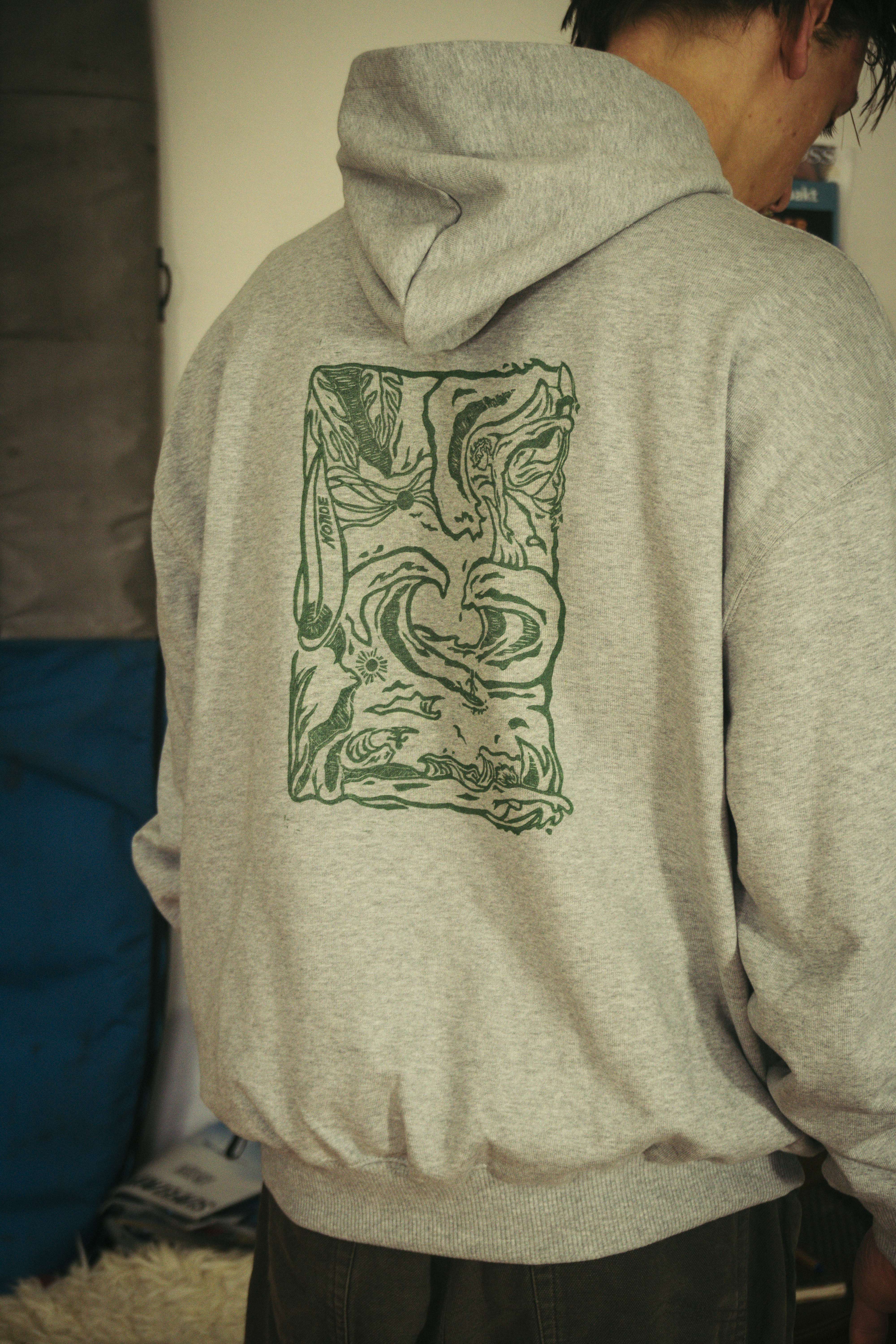 Modelfoto Organic Hoodie grau meliert mit handgemachtem Backprint in dunkelgrün