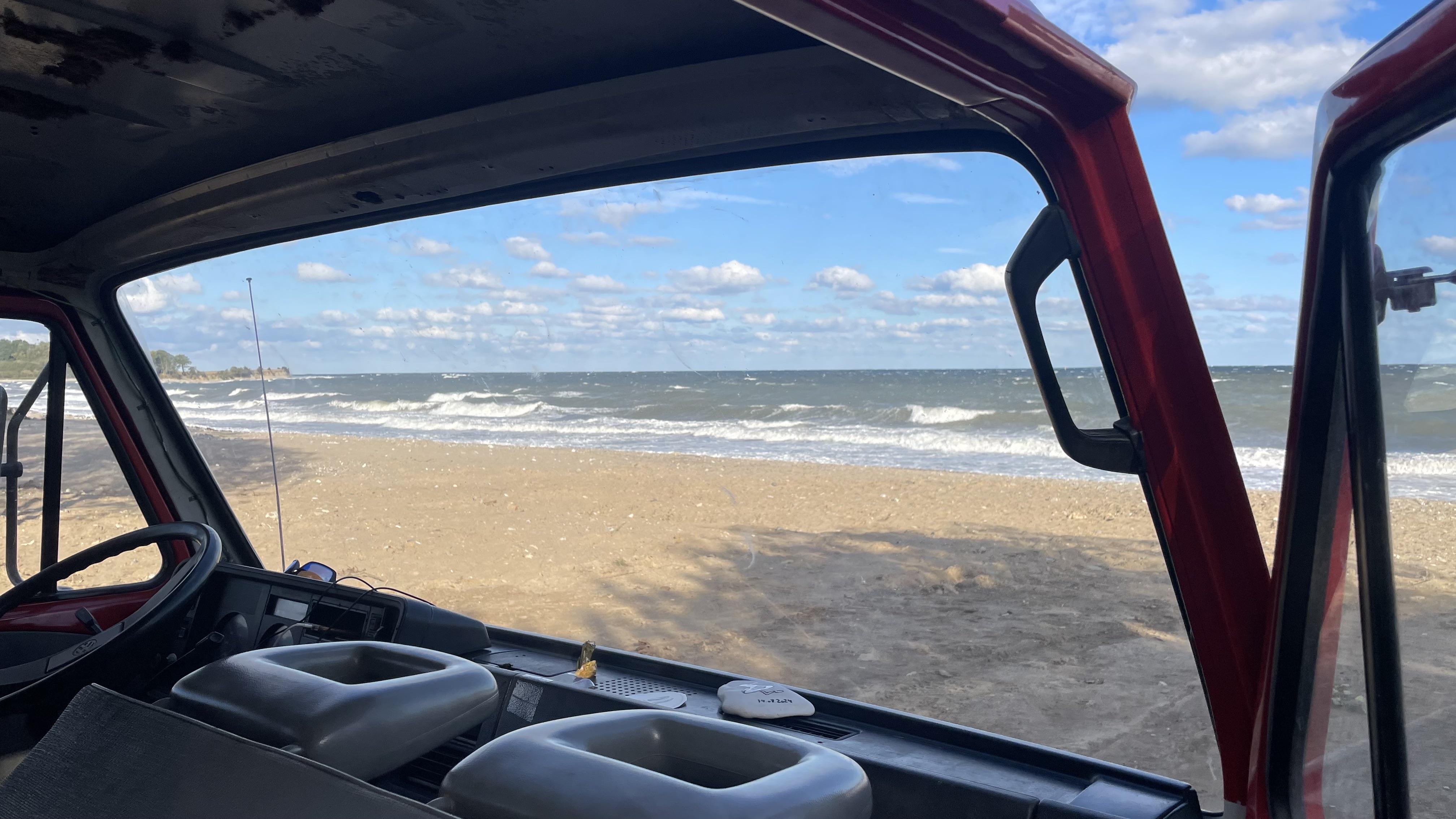 Aussicht aus dem Surfer Van auf den Strand und die wellen