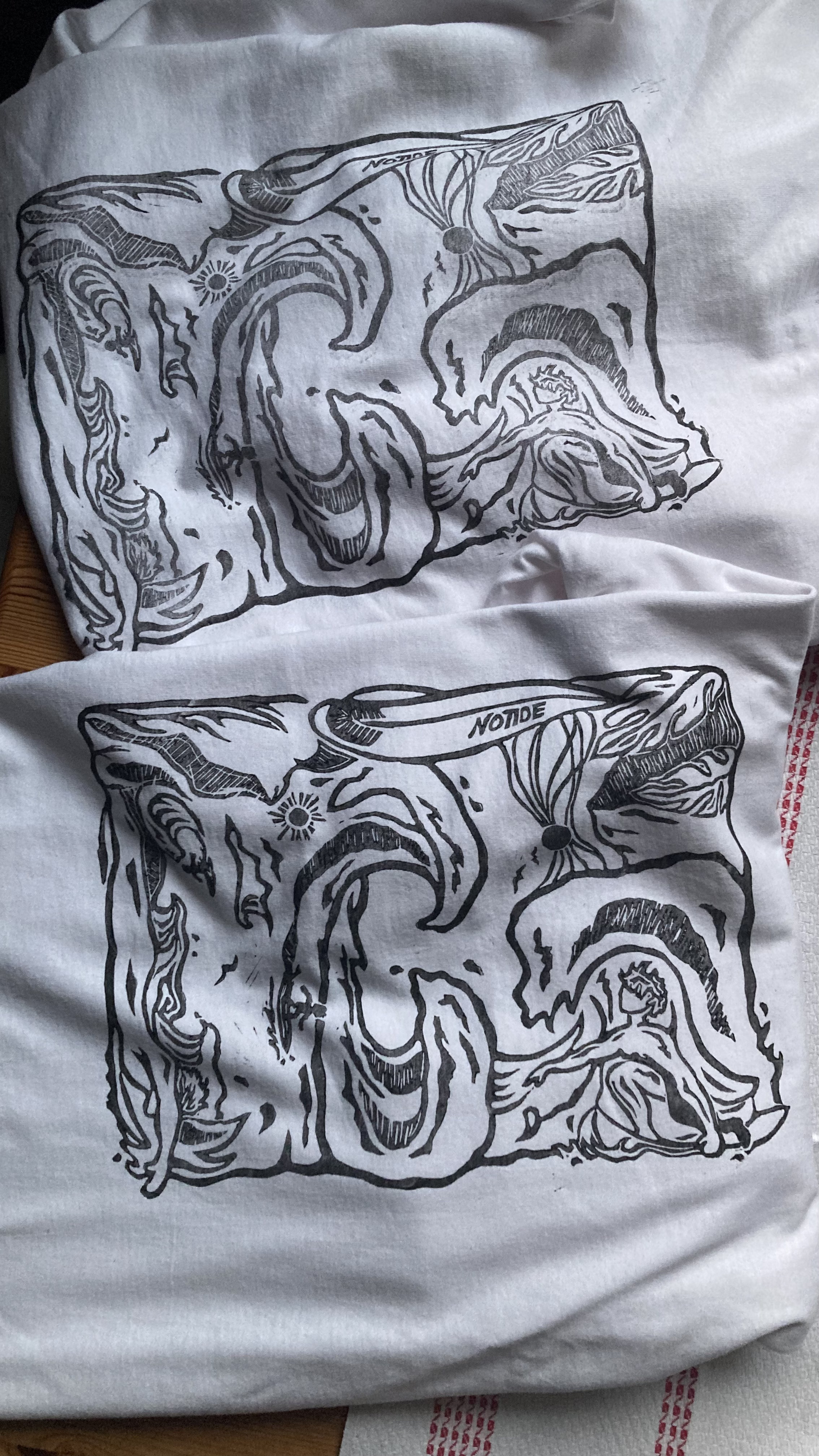 zwei notide backprints auf weißen organic T-Shirts