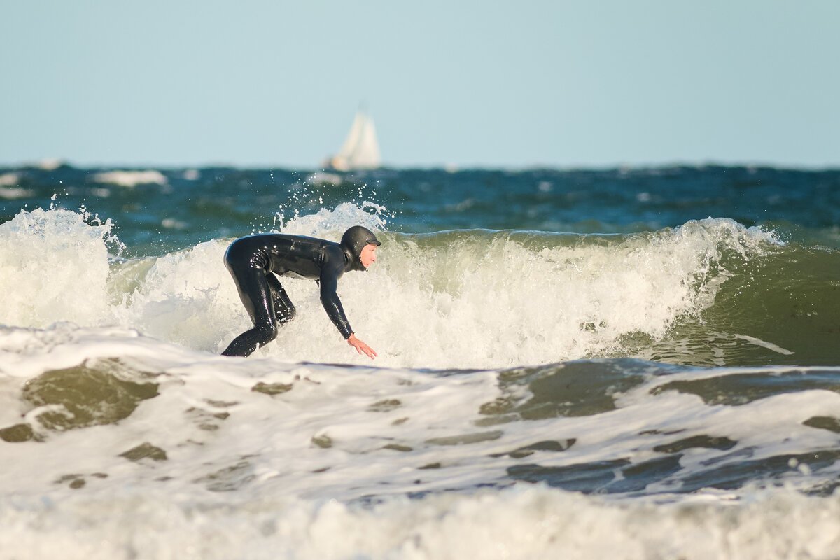 Eddy am Surfen an seinem Home Spot Schönberger Strand