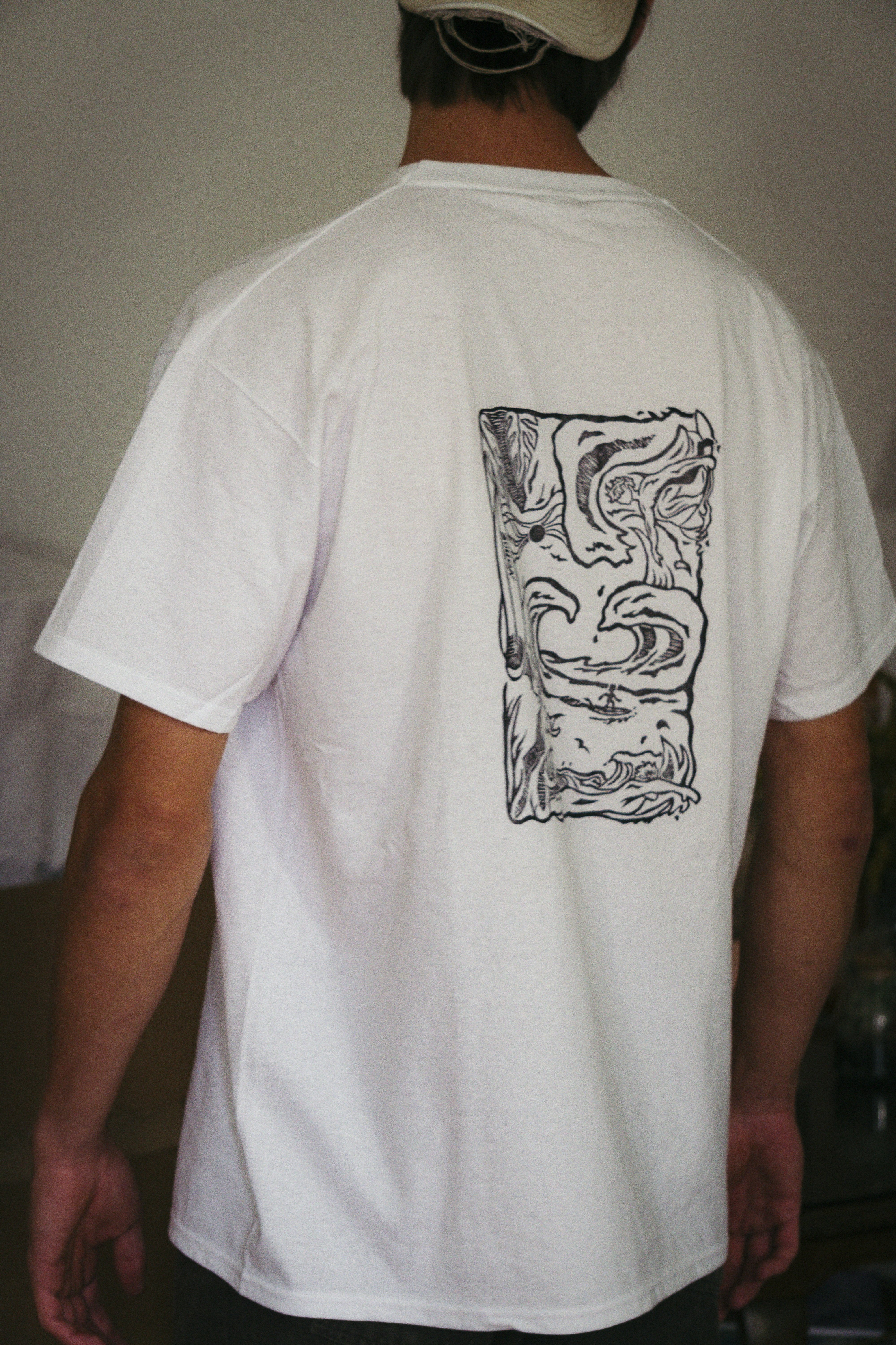 Modelfoto Organic T-Shirt weiß mit handgemachtem Backprint in schwarz