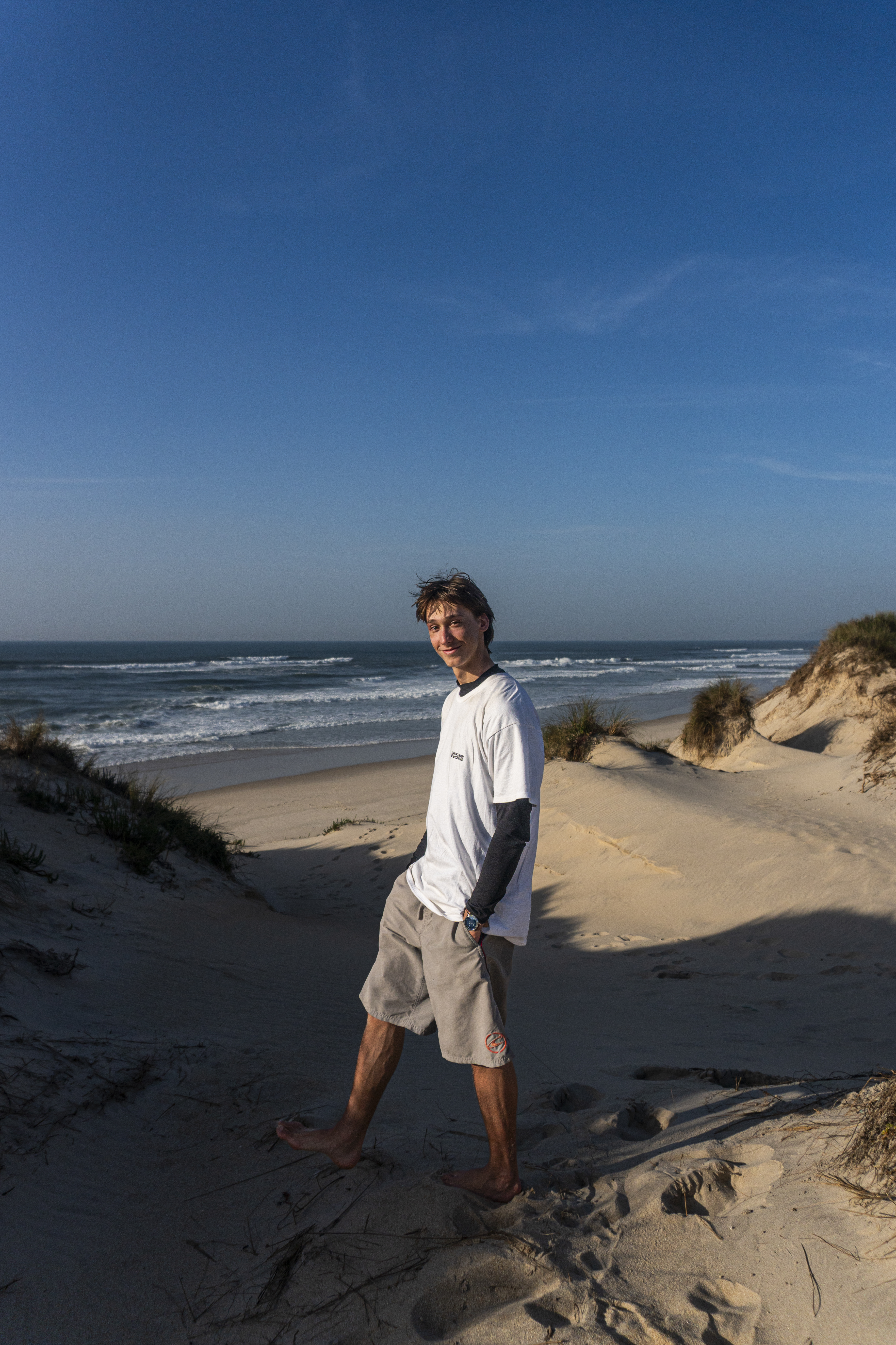 Notide Gründer Eddy in Portugal glücklich mit einem seiner t-Shirts an