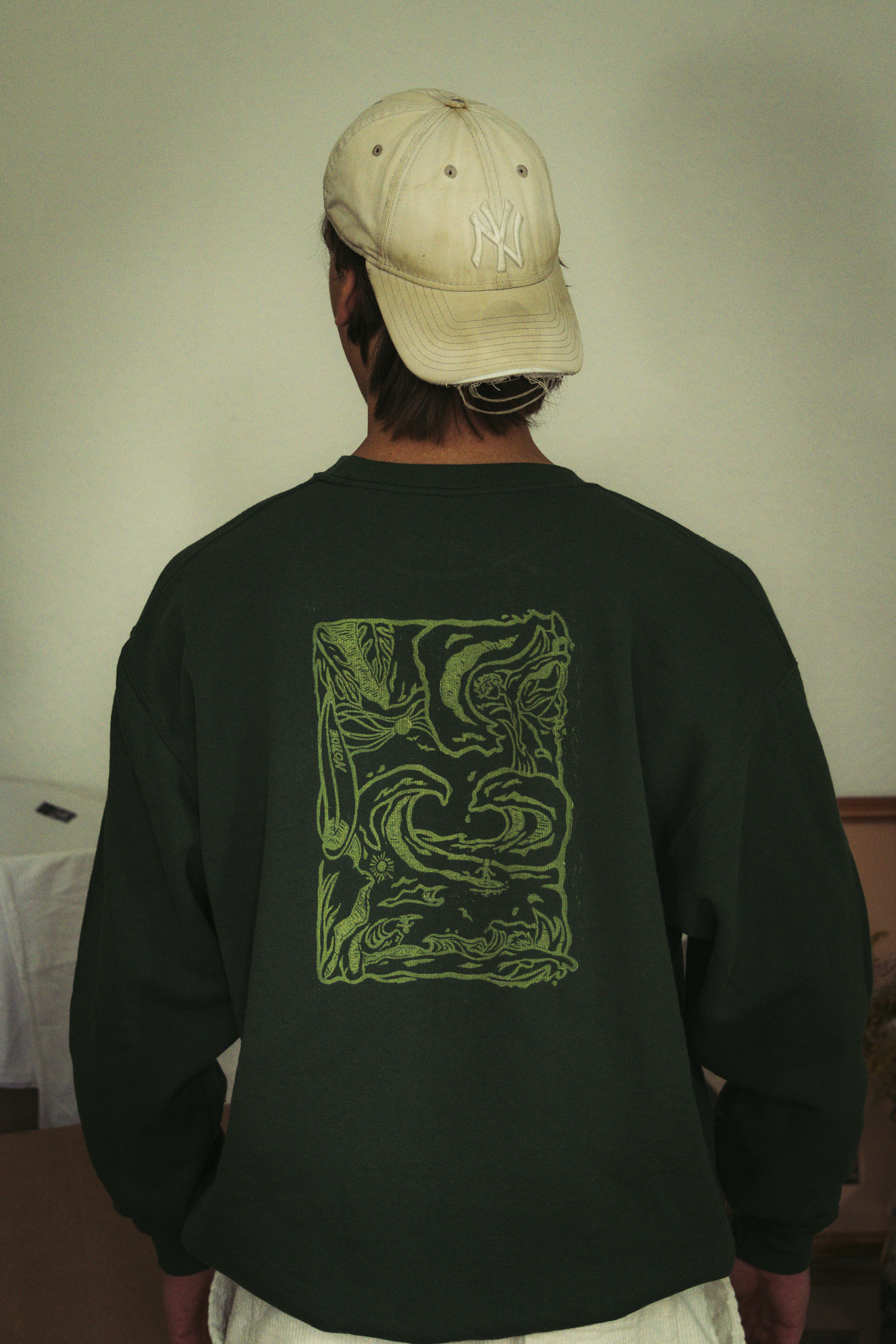 Modelfoto Sweater grün mit handgemachtem Backprint senf farben