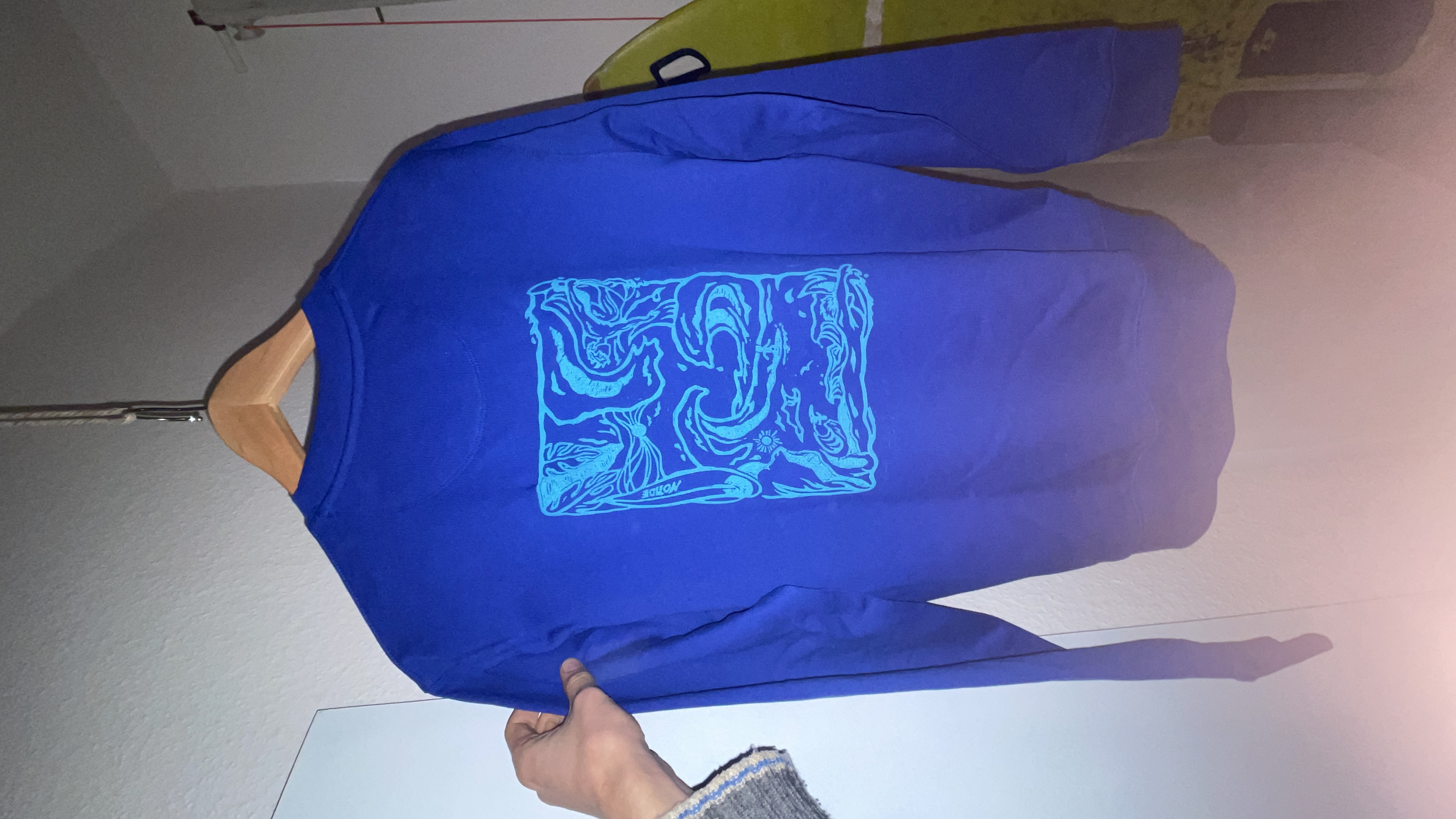 blauer bio baumwoll sweater am trocknen